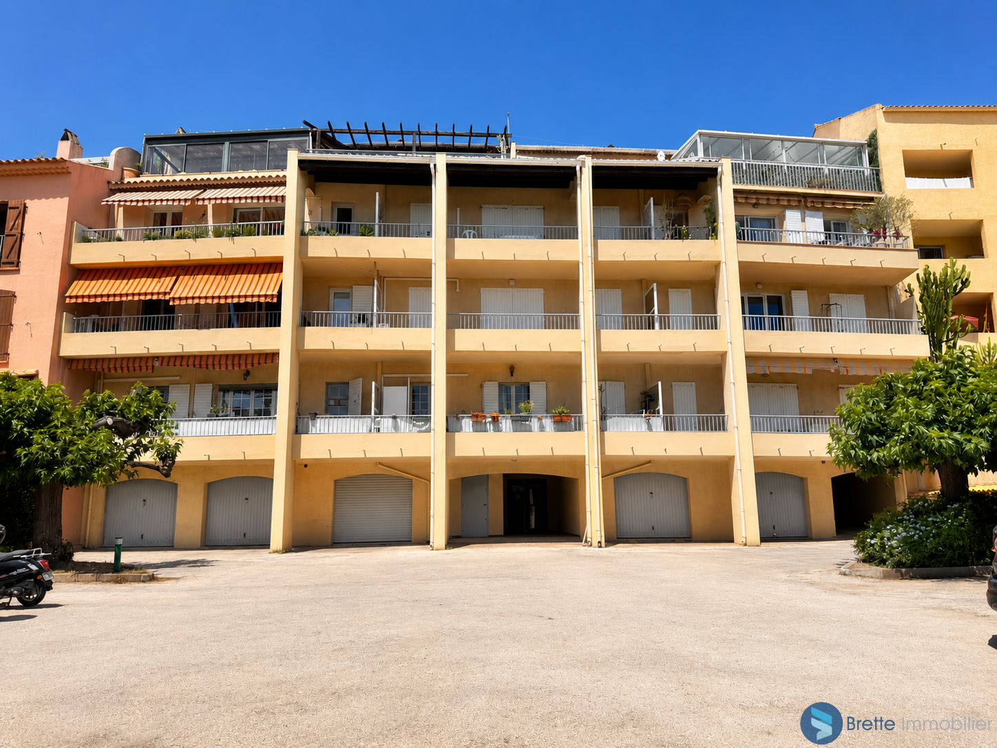 Carqueiranne centre-village   T1 de 28 m2 avec parking priva